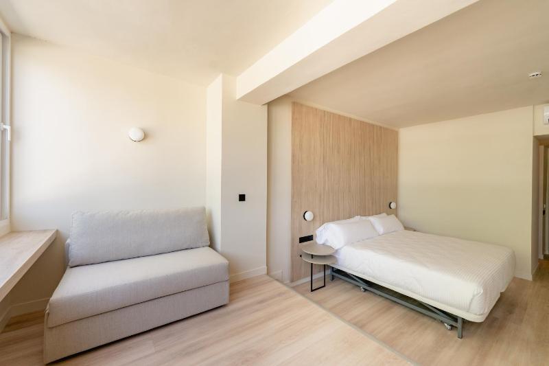 Business Room (2 Adults) image 2