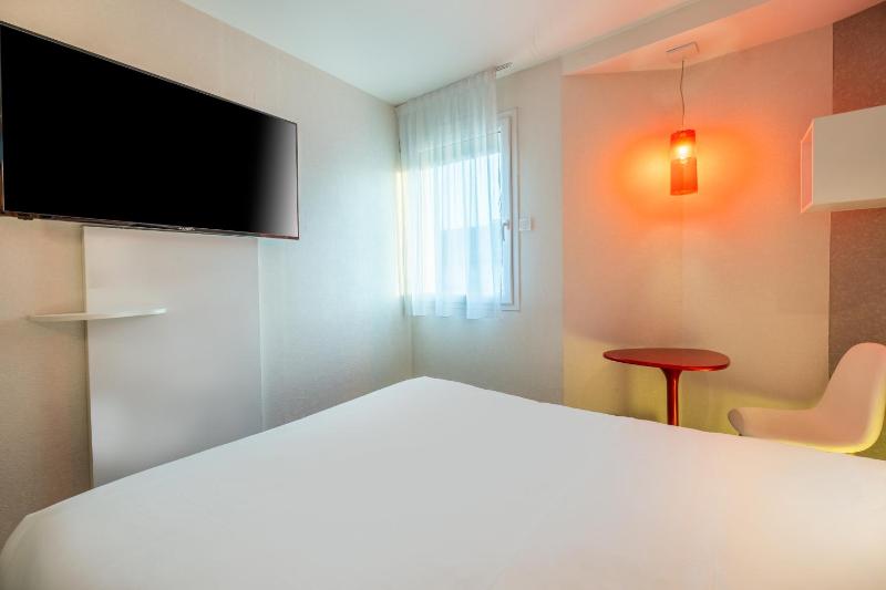 Standard Suite with One Double Bed and Two Single Beds image 4