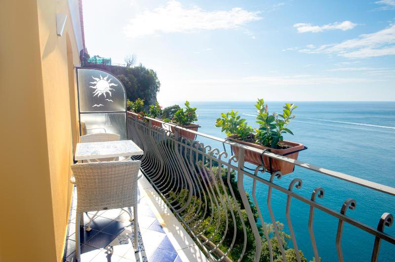 Deluxe Double or Twin Room with Balcony image 4