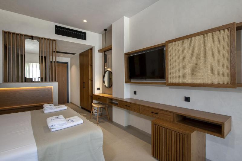 Superior Suite Private Pool image 3