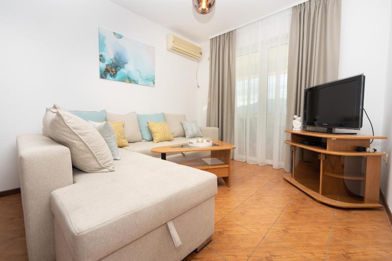 One-Bedroom Apartment with Balcony and Sea View image 2