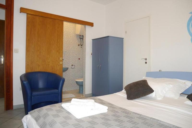 Apartment in Dugi Rat with sea view balcony air conditioning WiFi 5132-1 - image 12