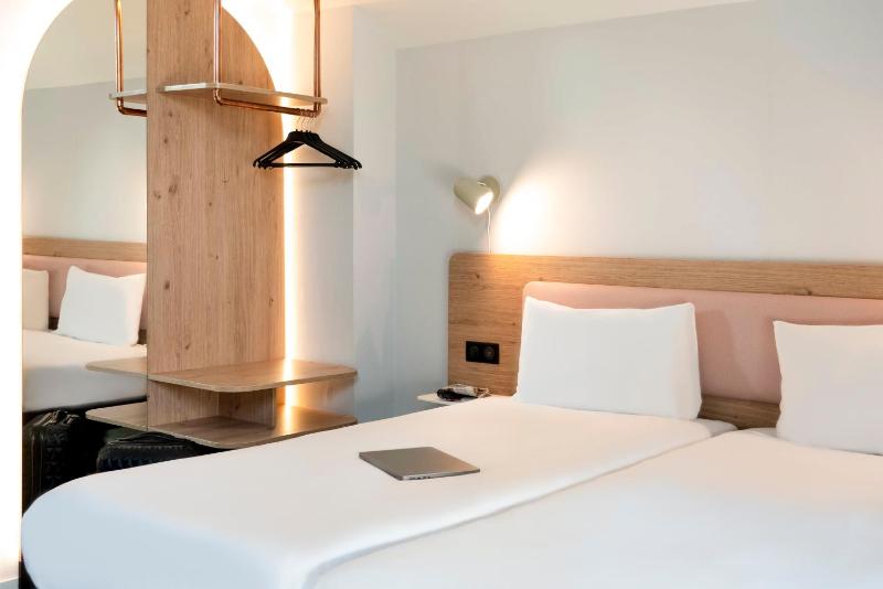 Standard Twin Room image 4