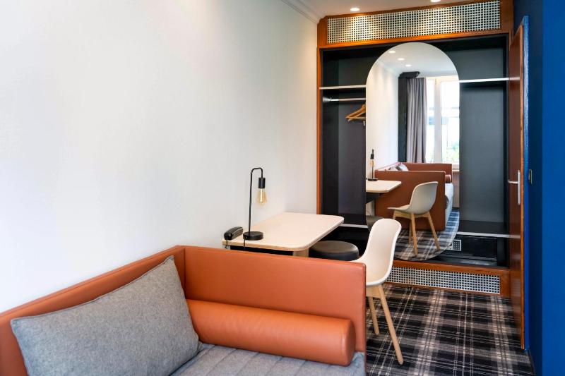 Standard Family Suite with One Double Bed and Twin Beds image 3