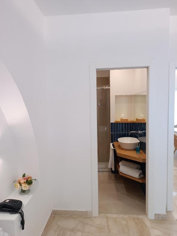 One-Bedroom Apartment image 4
