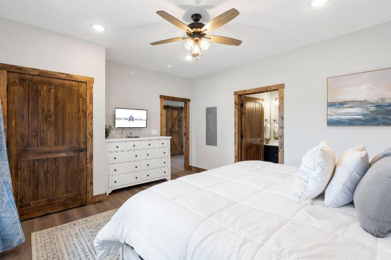 Lake View Getaway Near SDC with Hot Tub Games Large Deck & Free Daily Activities - image 35