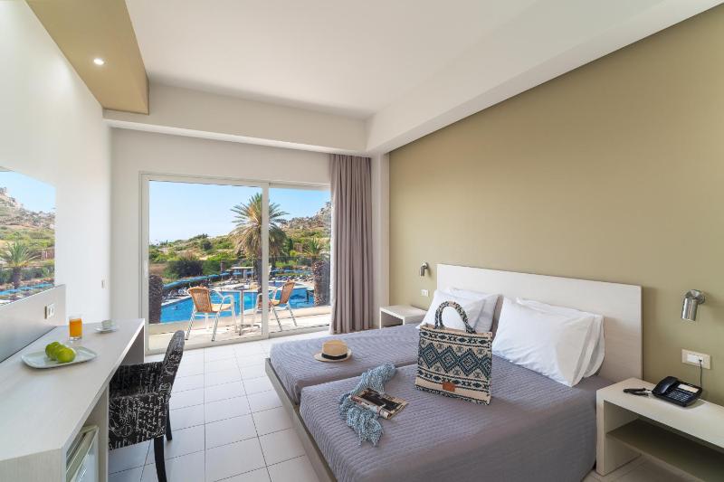 Superior Double or Twin Room with Sea View image 3