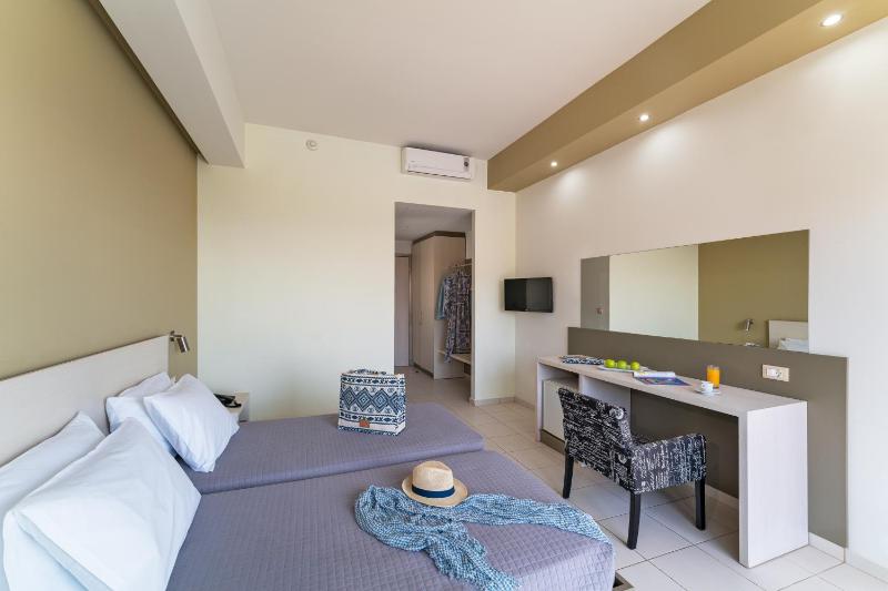 Superior Double or Twin Room with Garden View image 4