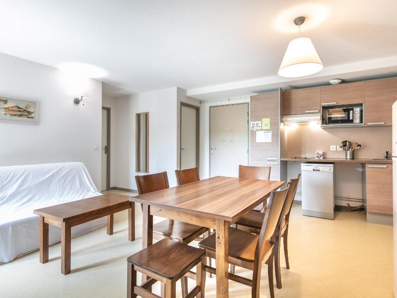 One-Bedroom Apartment with Cabin (6 Adults) image 2