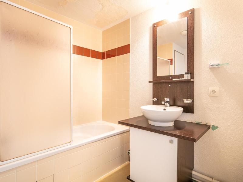 One-Bedroom Apartment with Cabin (6 Adults) image 4