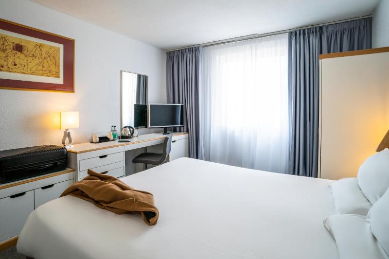 Standard Double Room - Disability Access image 4
