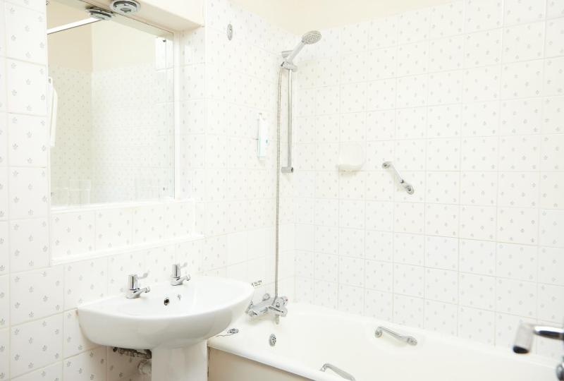 Twin Room image 2