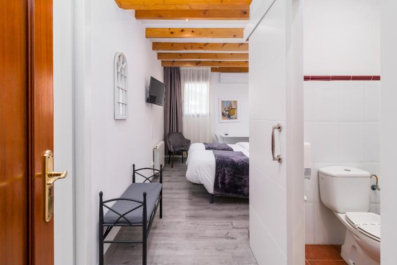 Standard Double Room image 4