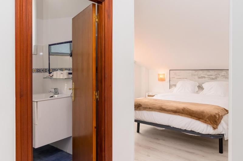Quadruple Room with Shower image 1