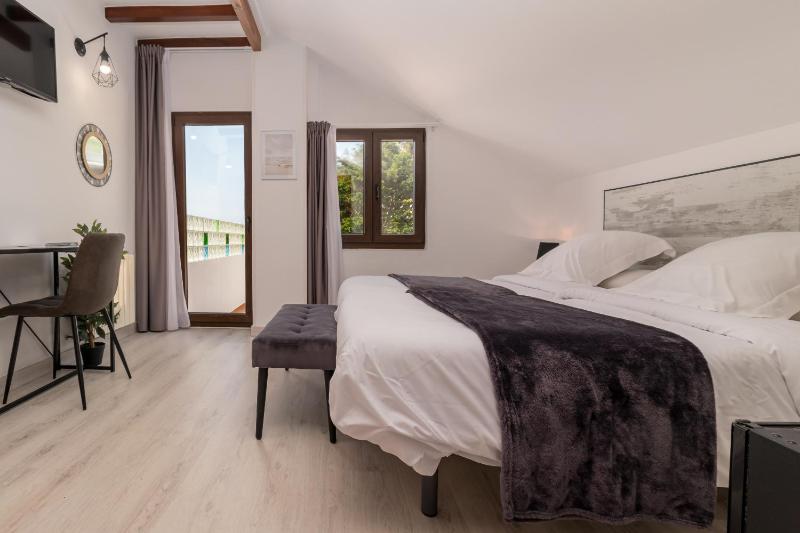 Twin Room with Terrace image 4