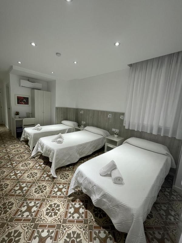 Triple Room with Private Bathroom image 4
