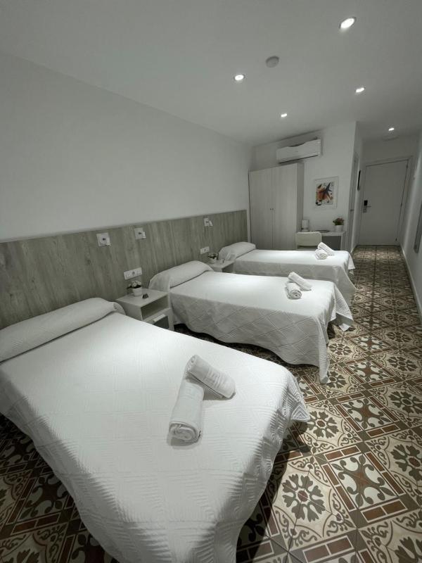 Triple Room with Private Bathroom image 3