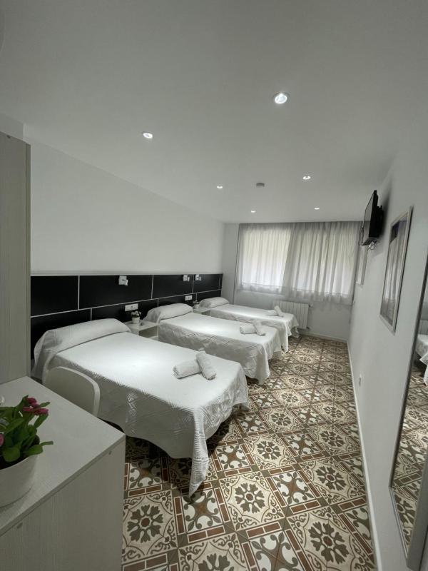 Triple Room with Private Bathroom image 2