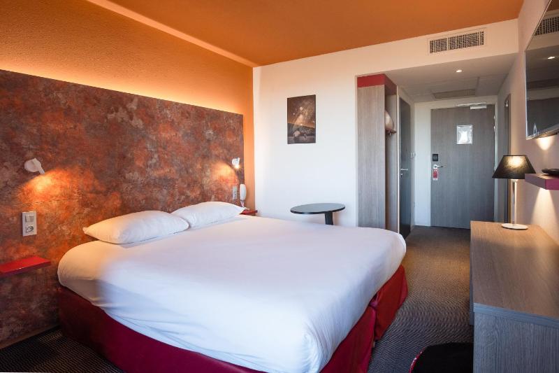 Standard Family Suite with Two Connecting Rooms image 2