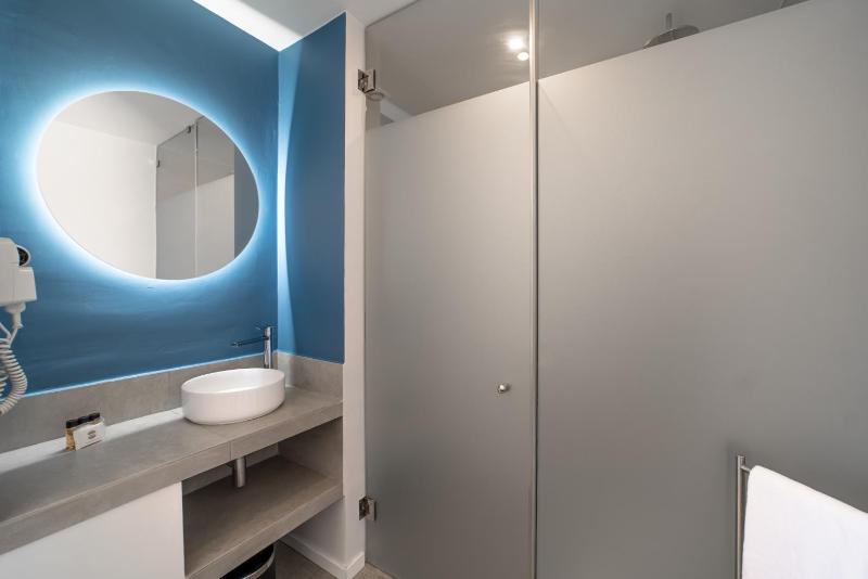 Double or Twin Room with Terrace and Sea View image 4