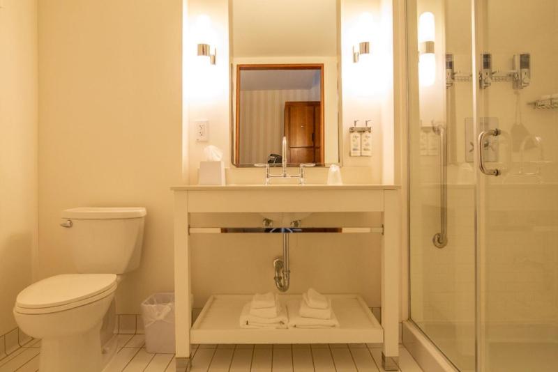 Standard King Room image 1