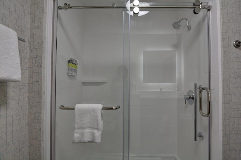Standard King Room image 3