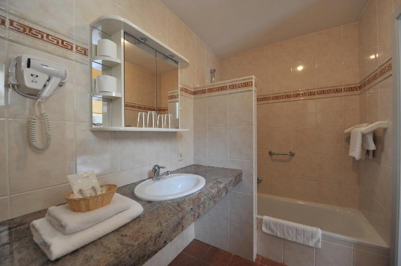 Superior Double Room with Balcony image 2