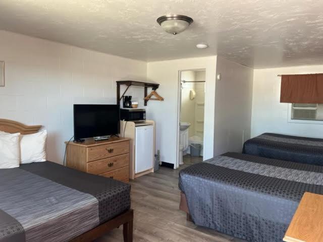 Triple Room with Three Queen Beds image 2