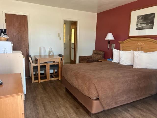 Queen Room with Two Queen Beds image 1