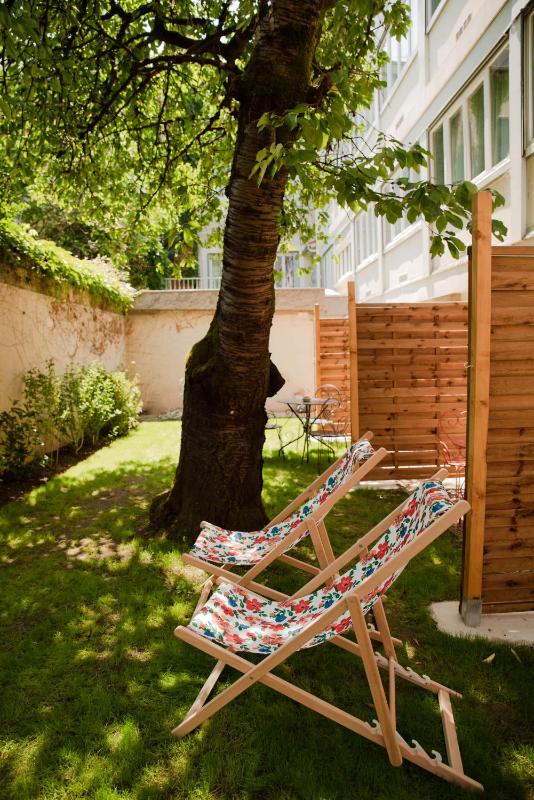 Superior Double Room with Garden View or Street View image 2