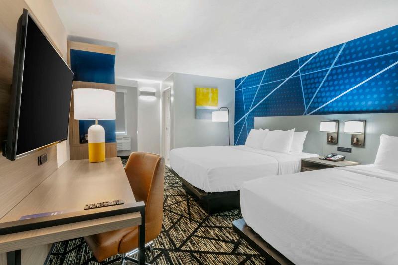 Queen Room with Two Queen Beds and Bath Tub - Mobility Accessible/Non-Smoking image 4