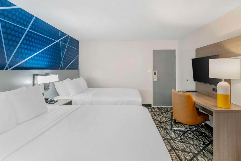 Queen Room with Two Queen Beds and Bath Tub - Mobility Accessible/Non-Smoking image 3