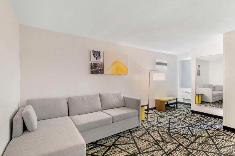 King Suite with Sofa Bed - Non Smoking image 2