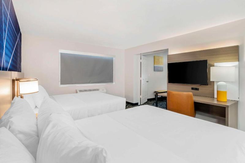 Queen Room with Two Queen Beds - Non-Smoking image 2