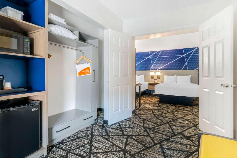 Queen Suite with Two Queen Beds and Sofa Bed - Non Smoking image 3