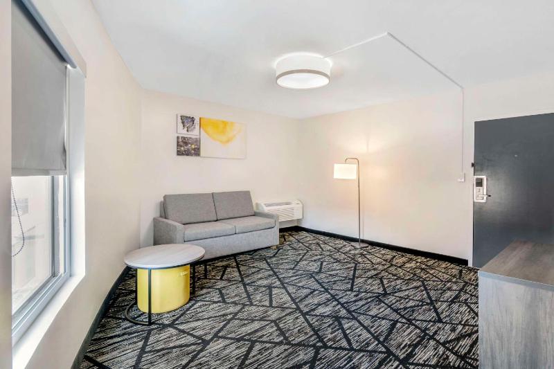 Queen Suite with Two Queen Beds and Sofa Bed - Non Smoking image 2