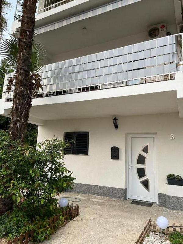 Apartments with parking space Podstrana Split - 21505 - image 1