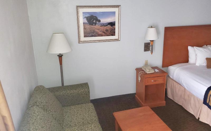 Standard King Room image 2