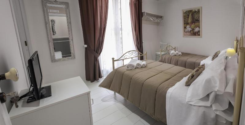 Twin Room with Balcony image 1