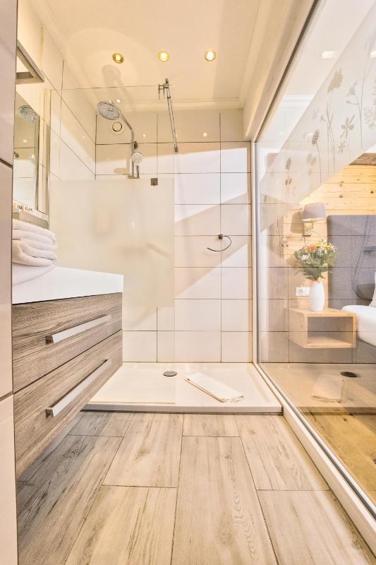 Double Room with Balcony image 2