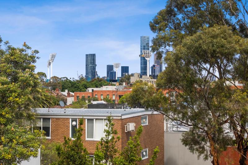 Top level one bedroom apartment with MCG views - image 5