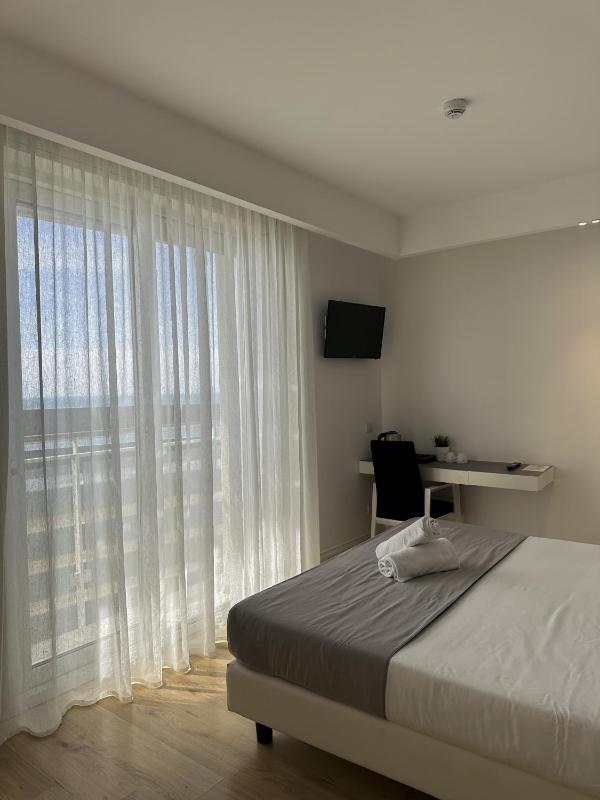 Double Room with Partial Sea View image 3