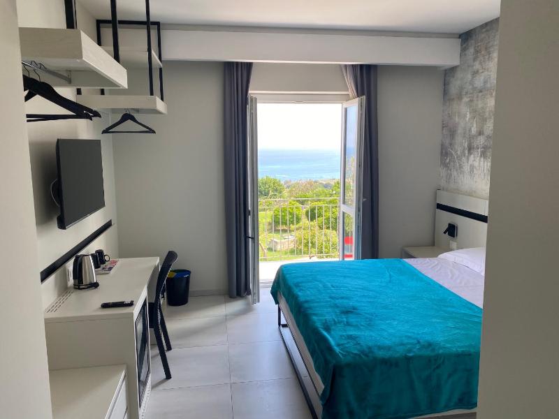 Suite with Sea View image 3