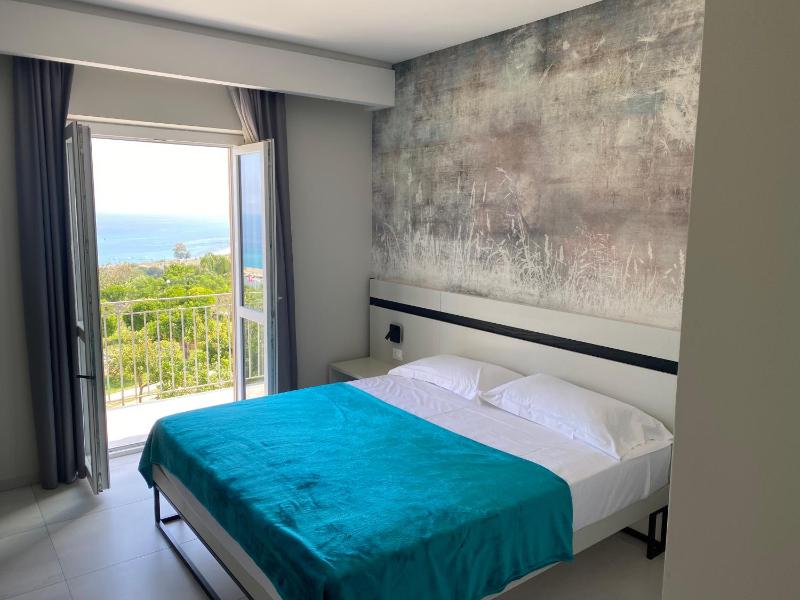Suite with Sea View image 2