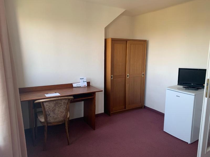 Economy Twin Room image 2