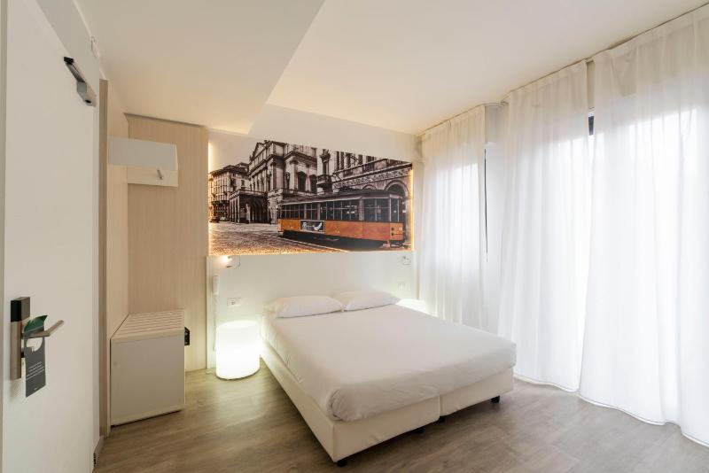 Deluxe Double Room with Balcony image 3