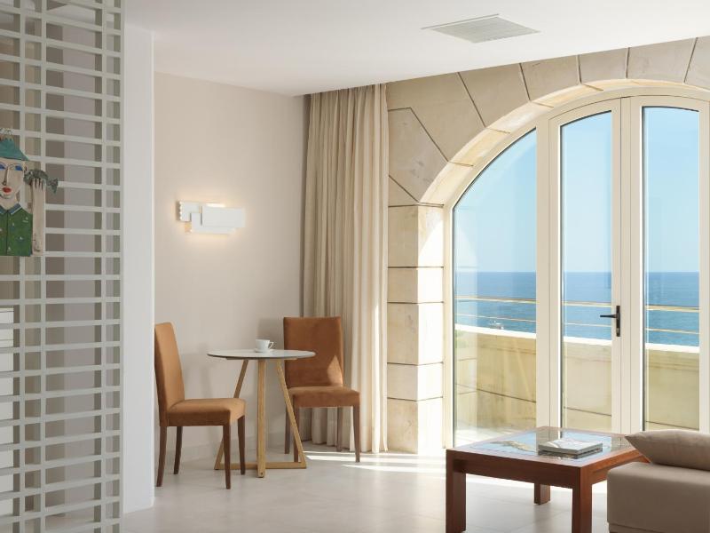 Suite with Jacuzzi image 3