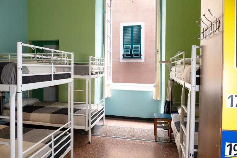 8-Bed Mixed Dormitory Room image 4