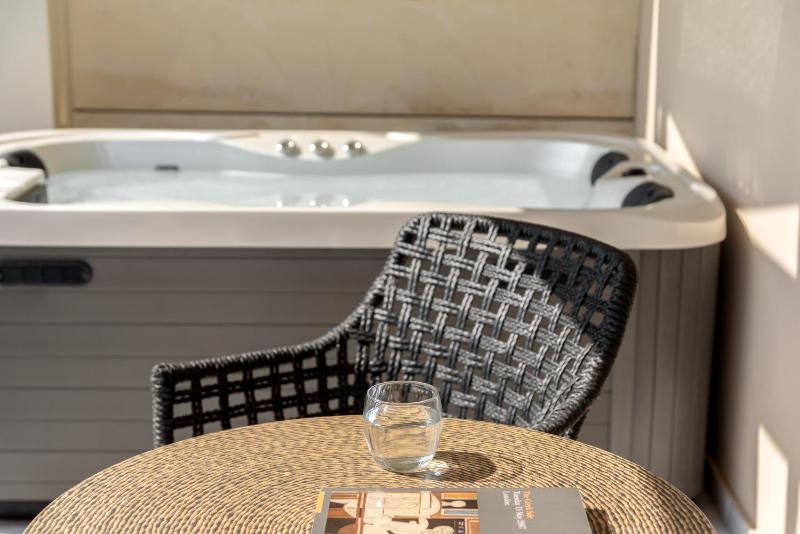 Suite with Jacuzzi image 2