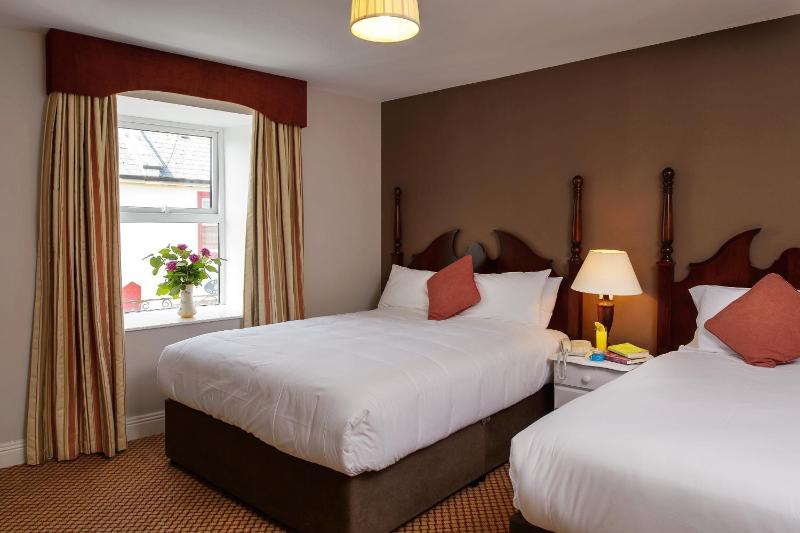 Twin Room image 3